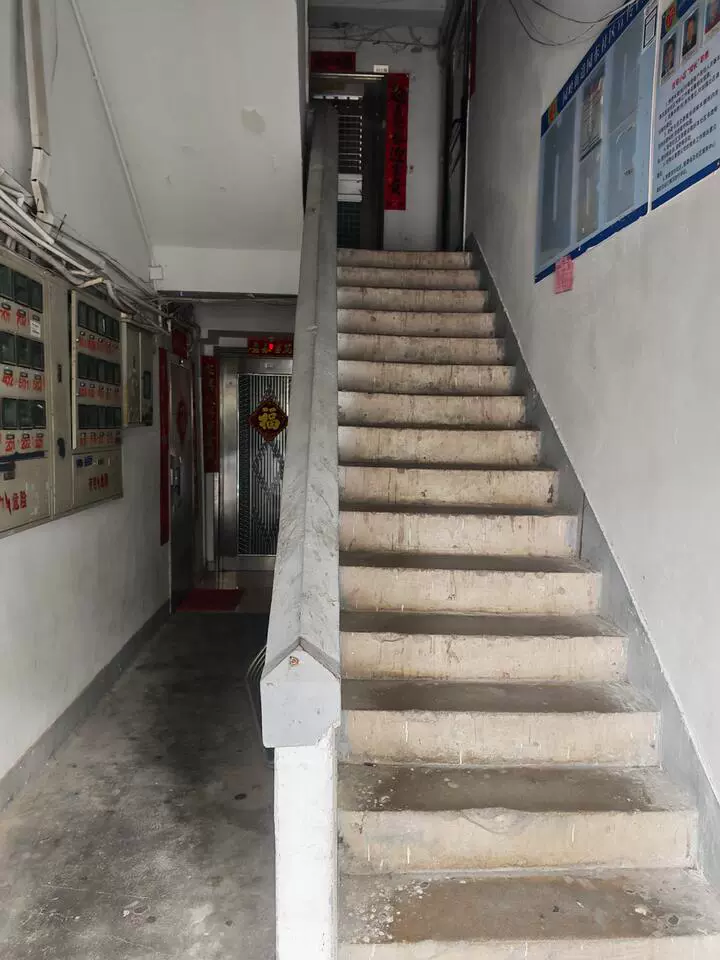 深圳市福田区红岭中路园岭新村70栋202