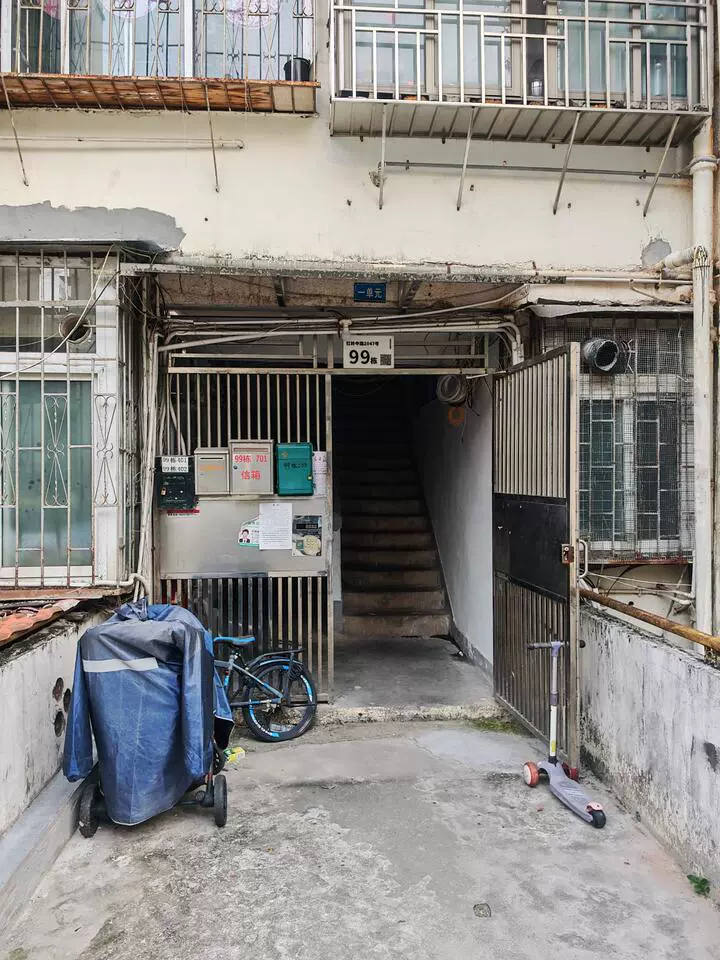 深圳市福田区红岭中路园岭新村70栋202