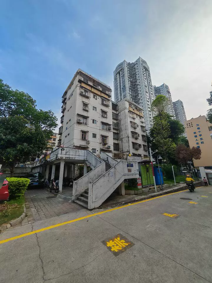 深圳市福田区红岭中路园岭新村70栋202
