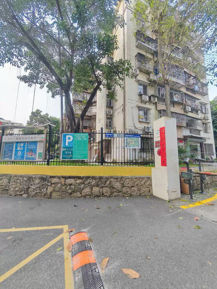 深圳市福田区红岭中路园岭新村70栋202