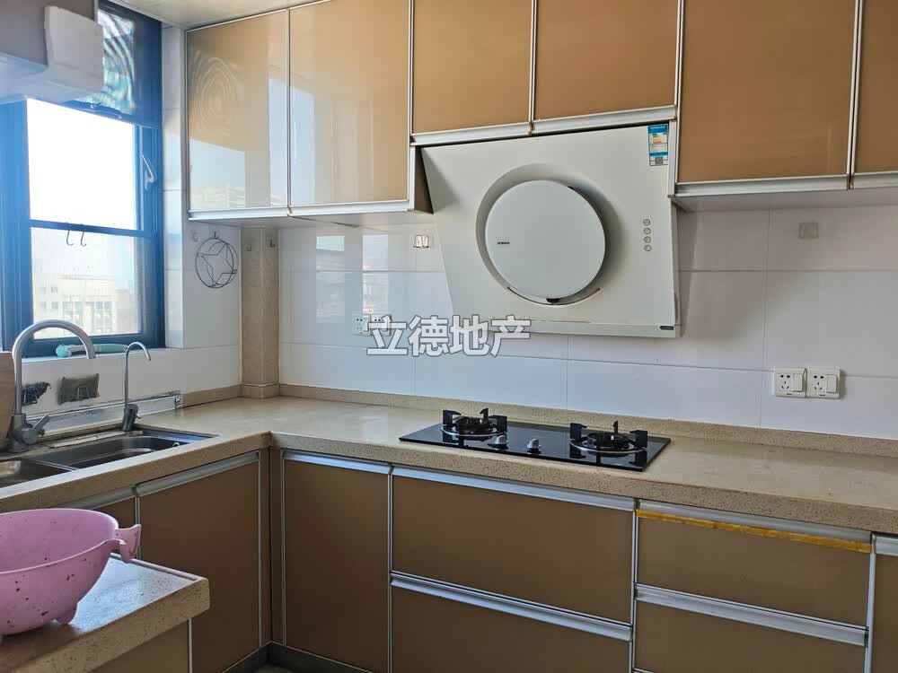 上海市宝山区云西路219弄18号1704室及地下一层车位57