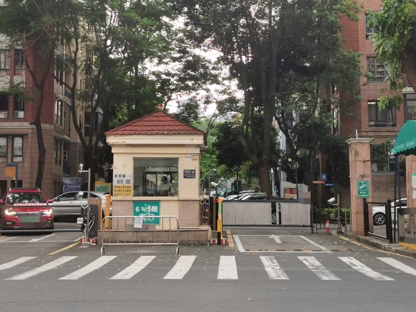 深圳市龙岗区布吉镇坂田村四季花城二区富竹苑4栋A单元复式301