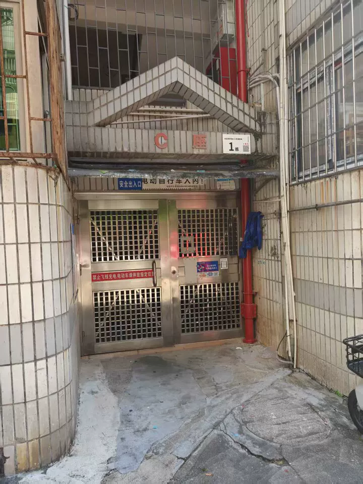 深圳市龙岗区布吉镇德兴花园德寿苑1栋复式706、1栋806